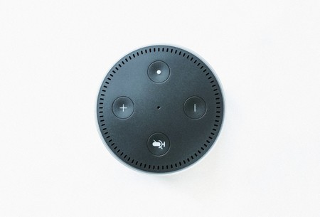 Empleados de Amazon pueden acceder a la dirección exacta de los usuarios, además de a sus conversaciones, según Bloomberg