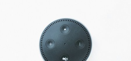 Empleados de Amazon pueden acceder a la dirección exacta de los usuarios, además de a sus conversaciones, según Bloomberg