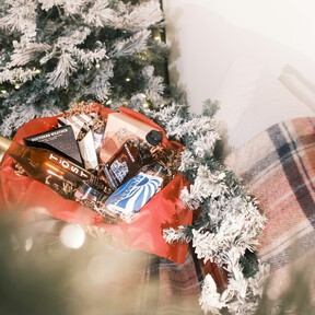 Puede que la cesta de Navidad de Inditex traiga un pollo, pero esta de El Corte Inglés incluye vino Rioja, cava e ibéricos
