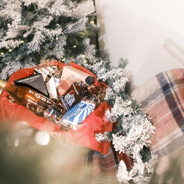 Puede que la cesta de Navidad de Inditex traiga un pollo, pero esta de El Corte Inglés incluye vino Rioja, cava e ibéricos