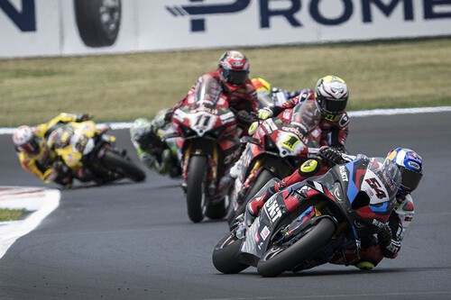 Toprak Razgatlioglu hace su primer triplete con BMW y aprovecha una caída de Álvaro Bautista para abrir hueco 