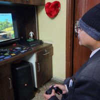 Un padre pasó años jugando con su hijo en un PS2 porque no podía comprar algo mejor. Hoy, el niño ya adulto, le ha regalado una consola de reciente generación 