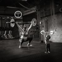 Una sesión de fotos de embarazo nada típica: en el gimnasio y levantando pesas 