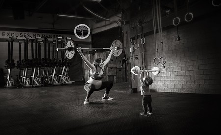 Una sesión de fotos de embarazo nada típica: en el gimnasio y levantando pesas