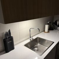 He puesto luces sin cables ni enchufes en cocina y armarios. Se integran en los muebles y funcionan mejor que nunca 