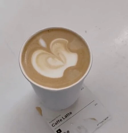Café servido en la cafetería del Apple Park