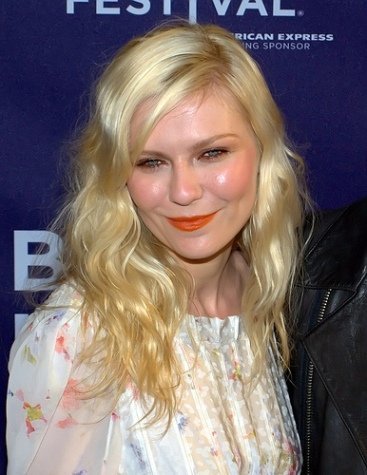 Kirsten Dunst vuelve a beberse hasta el agua de los floreros