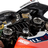 División de opiniones en MotoGP: "espero que no haya nadie que se caiga porque está centrado en los mensajes de la pantalla"