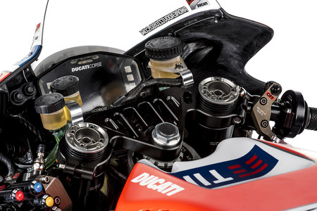 División de opiniones en MotoGP: "espero que no haya nadie que se caiga porque está centrado en los mensajes de la pantalla"