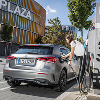 Daimler no desarrollará más coches híbridos enchufables: son demasiado complejos y caros