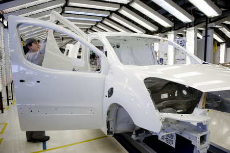 Los fabricantes de coches firman un protocolo sanitario para reiniciar la actividad en condiciones seguras