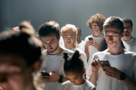 Personas Con Telefonos
