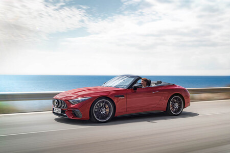 El nuevo Mercedes-AMG SL, con su V8 de 585 CV y su capota de lona, quiere volver a ser un icono de lujo y prestaciones