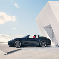 El Porsche 911 Targa adapta su estilizada carrocería retro al 992, y se puede comprar manual