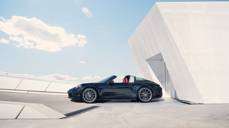El Porsche 911 Targa adapta su estilizada carrocería retro al 992, y se puede comprar manual