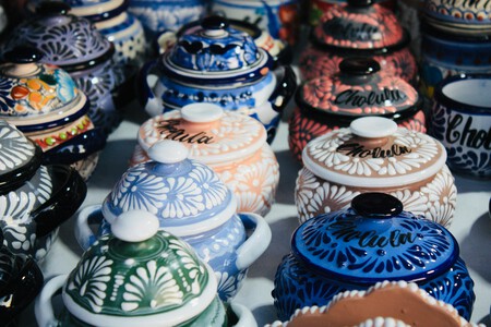 A solo 2 horas de CDMX está el Pueblo Mágico de Puebla que tiene artesanías en talavera, barro rojo y piezas de cestería para decorar tu hogar