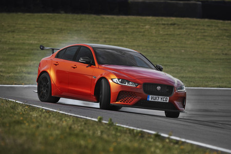 Haz palomitas y sube el volumen: aquí está en Jaguar XE SV Project 8 haciendo 7:21.23 en Nürburgring Nordschleife