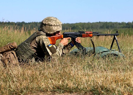 Yavoriv Ukraine A Ukrainian Soldier Shoots An Rpk D85600 1024