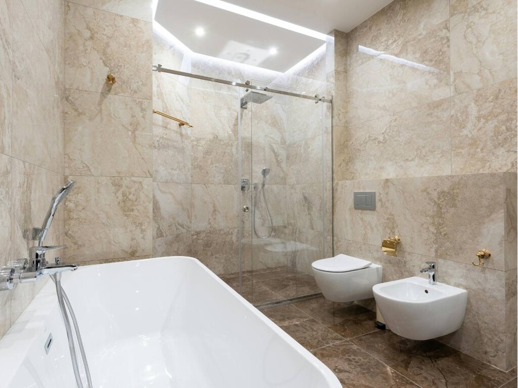 Esta es la sustituta de las antiguas mamparas en la ducha: más luminosidad, practicidad y modernidad