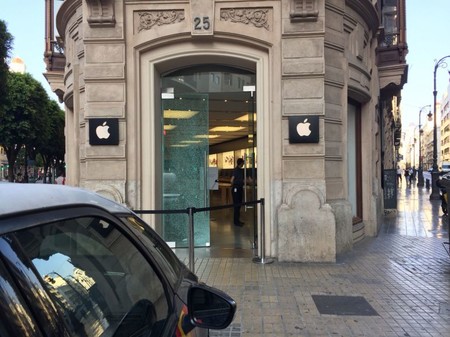 Asaltan la Apple Store Calle Colón en Valencia y dejan las mesas de exposición prácticamente vacías