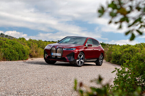 Probamos el BMW iX xDrive50, un acogedor salón sobre ruedas, eléctrico y que redefine el lujo
