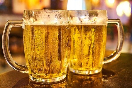 Si tomas algo con un extraño solo reducirás la distancia social si lo que tomas lleva alcohol