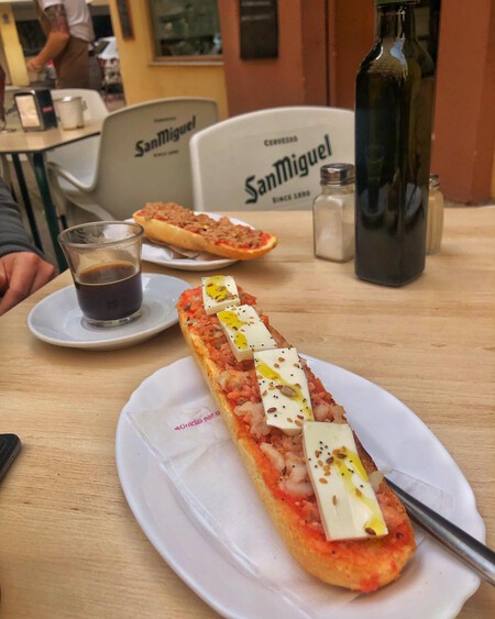 Media De Ahumados Con Queso Fresco Y Semillas