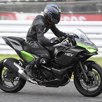 El futuro está más cerca: las primeras motos eléctricas e híbridas de Kawasaki ya están rodando en circuito