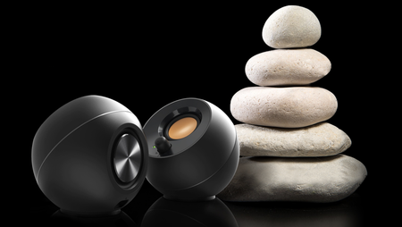 Creative Pebble, dos altavoces asequibles de cuidado diseño para usar en nuestro escritorio