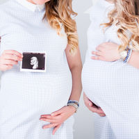 Gemelas idénticas se casaron con gemelos idénticos y ambas parejas esperan bebé al mismo tiempo