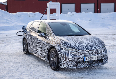 CUPRA Born, el primer eléctrico de la firma española es puesto a prueba en un lago congelado y temperaturas de 30 grados bajo cero