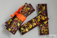 Deliciosas chocolatinas de pistachos y flores. Receta para San Valentín