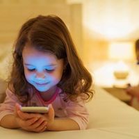 La luz por la noche puede distorsionar los ritmos circadianos en los niños ¿Existen riesgos a largo plazo?
