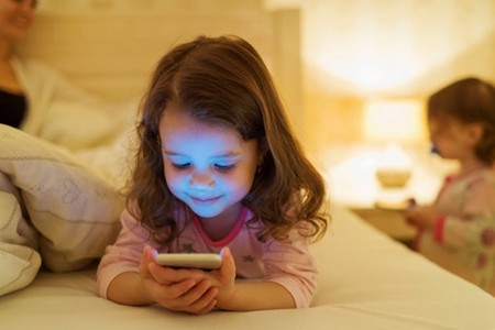 La luz por la noche puede distorsionar los ritmos circadianos en los niños ¿Existen riesgos a largo plazo?