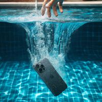 Qué hacer si se te cae el móvil al agua: cómo salvar un teléfono mojado antes de que sea tarde