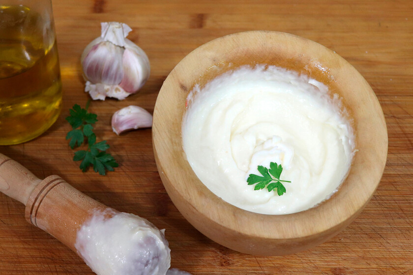 Cómo hacer la mejor salsa alioli: la receta más clásica y fácil a base de aceite y ajo