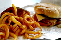 ¿Quieres que tu bebé quiera comida basura? Aliméntate con ella durante el embarazo 