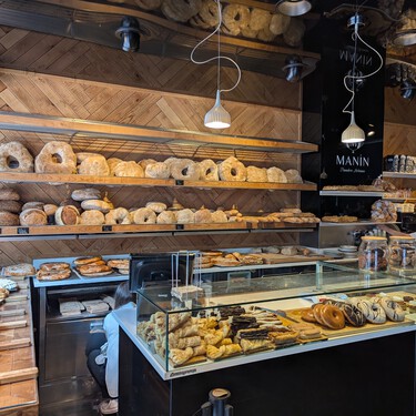 La panadería de Cangas del Narcea que ha conquistado Asturias con sus panes de tradición local y su panettone artesanal