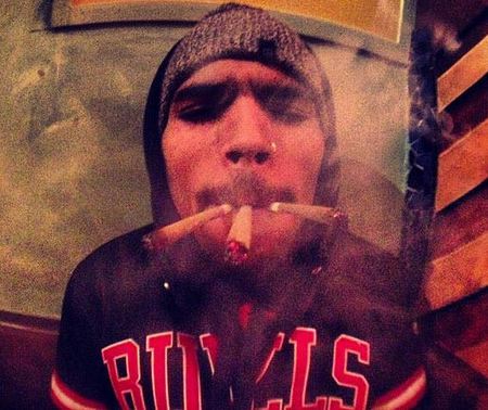 Chris Brown no es que se ponga tibio, es que fuma los canutos de tres en tres