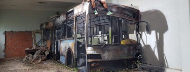 No es grafiti, casi es brujería: este artista convierte bloques de hormigón en arte tridimensional con coches