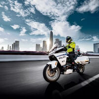 Así son las motos eléctricas con las que la policía china patrulla las megaciudades de millones de habitantes