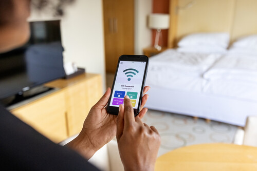 Homem mexendo na rede Wi-fi. Créditos: Luis Alvarez/GettyImages