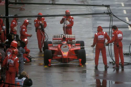 Cumplir la sanción tras pasar por meta. El truco de Michael Schumacher y Ferrari para una de las victorias más polémicas de la F1 