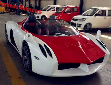 Hay copias malas y ésta de un Pagani Huayra que no tiene m...edidas bien replicadas
