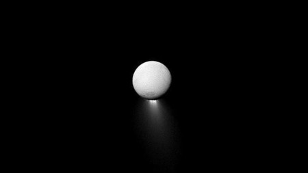 La luna Encélado escupe agua, hielo y gases