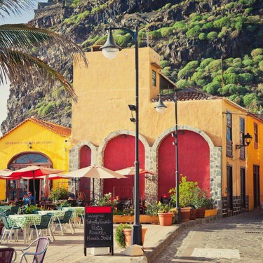 El pueblo marinero con más horas de sol de España: casas de colores y playas larguísimas donde podemos ver ballenas