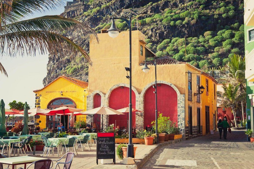 El pueblo pesquero más colorido de España tiene playas, delfines y se recorre en una tarde