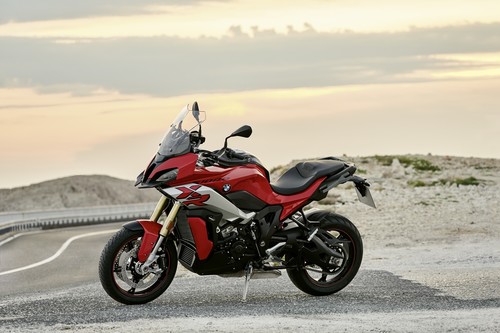 La BMW S 1000 XR se renueva por fuera y por dentro: más músculo y tecnología para los mismos 165 CV