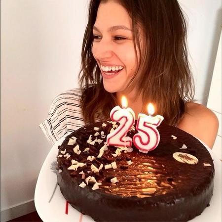 Úrsula Corberó celebra sus 25 con sorpresa y allí estaba Andrés Velencoso