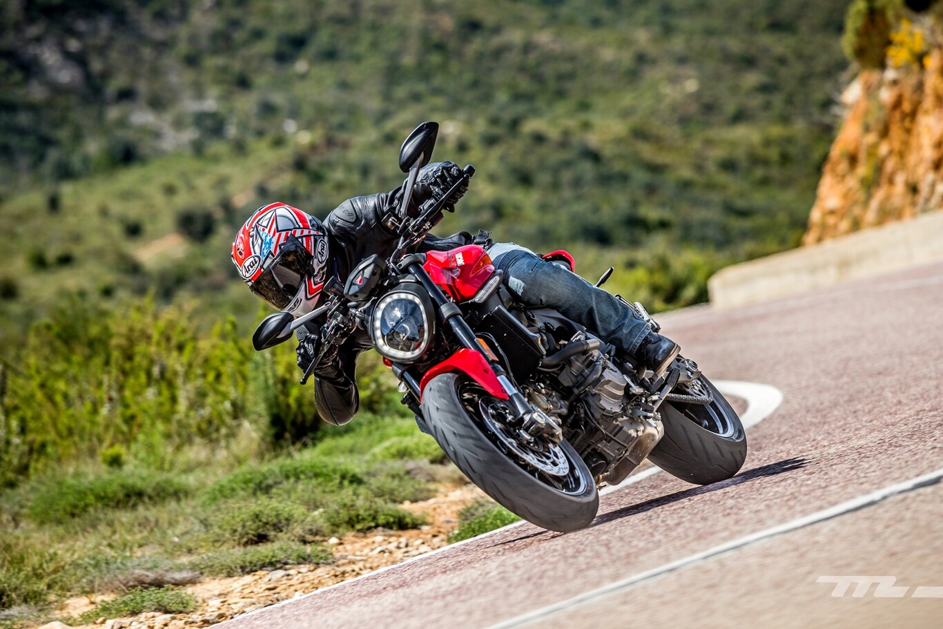Probamos la nueva Ducati Monster: el monstruo de las naked deportivas ahora tiene 110 CV y es más ágil que nunca